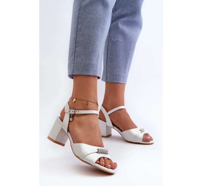 Dámské sandály z eko kůže na podpatku s ozdobami stříbrné Narhi