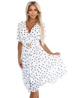 Smyslné černé šaty s obálkovým výstřihem a ozdobným páskem bílé model 21293246 - numoco basic