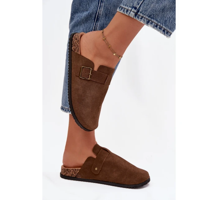 Dámské pantofle a chodaki na platformě s přezkou – hnědé Selio