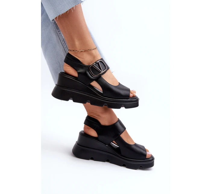Dámské sandály na klínové podrážce a platformě z ekokože černé Triaola