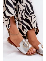 Ekokožené Ploché Sandály Pro Ženy S Dekorativním Detalem Stříbrné Frelie Ekokožené Ploché Sandály Pro Ženy S Dekorativním Detalem Stříbrné Frelie