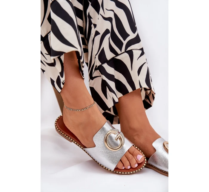 Ekokožené Ploché Sandály Pro Ženy S Dekorativním Detalem Stříbrné Frelie Ekokožené Ploché Sandály Pro Ženy S Dekorativním Detalem Stříbrné Frelie