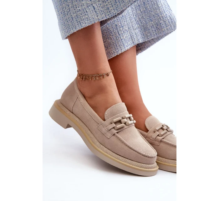 Dámské semišové mokasíny na plochém podpatku s ozdobou D&A béžová Dámské semišové mokasíny na plochém podpatku s ozdobou D&A béžová