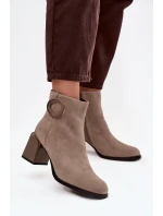 Dámské zateplené semišové kotníkové boty na sloupku s ozdobným detailem – béžové Artiker Dámské zateplené semišové kotníkové boty na sloupku s ozdobným detailem – béžové Artiker