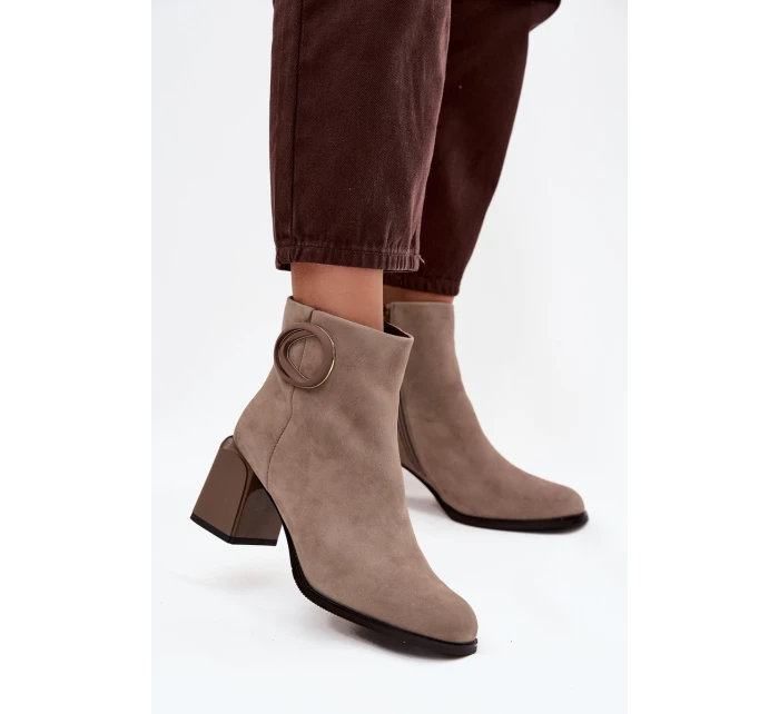 Dámské zateplené semišové kotníkové boty na sloupku s ozdobným detailem – béžové Artiker Dámské zateplené semišové kotníkové boty na sloupku s ozdobným detailem – béžové Artiker
