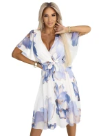 šaty s obálkovým výstřihem a rukávy modré květy na pozadí model 21149869 - numoco basic