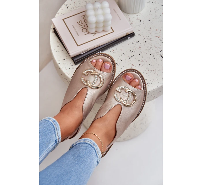 Kožené sandály na plochém podpatku s ozdobou model 21683142 Zlaté - Laura Messi