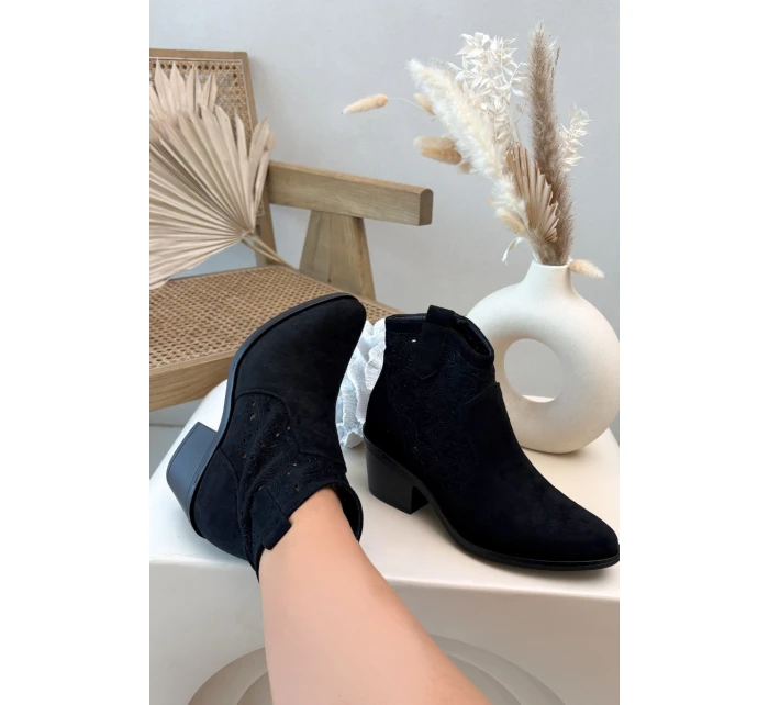 Dámské perforované boty na podpatku Černé model 21961086 - S.Barski Dámské perforované boty na podpatku Černé model 21961086 - S.Barski