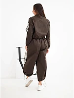 Dámský bavlněný komplet s oversized kalhotami a kontrastními lampasy hnědý Dámský bavlněný komplet s oversized kalhotami a kontrastními lampasy hnědý