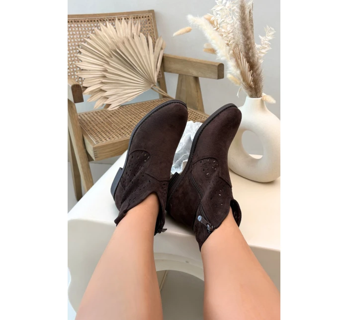 Dámské perforované kotníkové boty na nízkém podpatku S.Barski HY61-8026 Čokoládové Dámské perforované kotníkové boty na nízkém podpatku S.Barski HY61-8026 Čokoládové