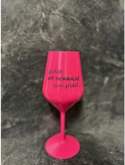 ...PROTOŽE BÝT NORMÁLNÍ NENÍ PRDEL... - růžová nerozbitná sklenice na víno 470 ml