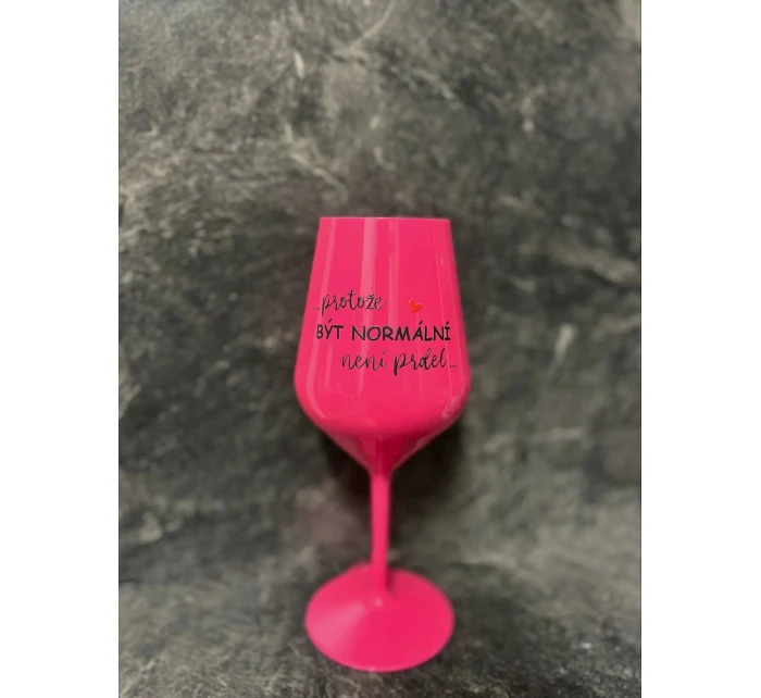 ...PROTOŽE BÝT NORMÁLNÍ NENÍ PRDEL... - růžová nerozbitná sklenice na víno 470 ml