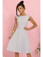 LILA Plisované šaty s krátkými rukávy a páskem model 21215937 - numoco LILA Plisované šaty s krátkými rukávy a páskem model 21215937 - numoco