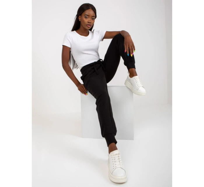 Černé základní teplákové kalhoty s kapsami (B-005.11X) Černé základní teplákové kalhoty s kapsami (B-005.11X)