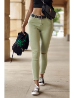 Zelené džínové džíny s dírami na kolenou