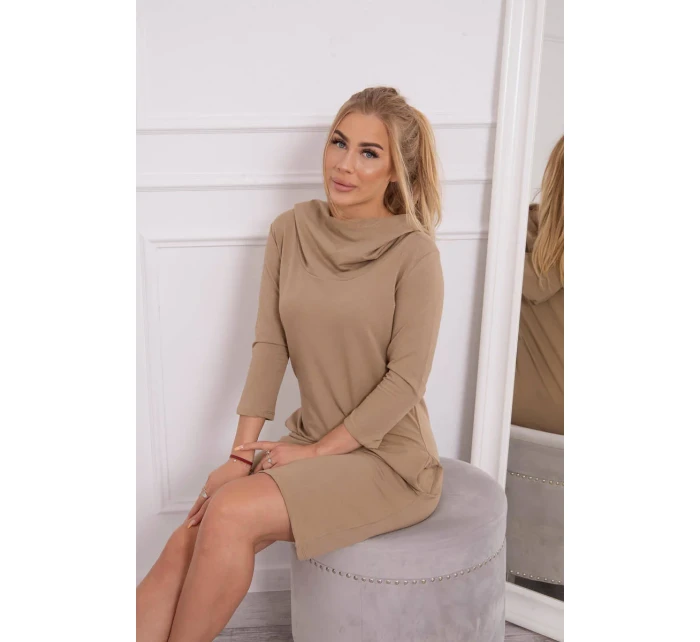 Šaty s kapucí a kapsami camel