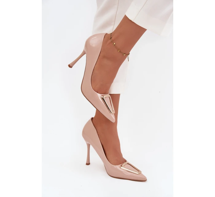 Lakované lodičky se zlatým detailem béžové model 21710688 - Boto