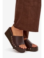 Dámské pantofle na platformě se zlatými sponami hnědé model 21918845 - Boto