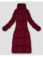 Dlouhá dámská zimní bunda ve vínové bordó barvě s páskem model 21483416 - J.STYLE Dlouhá dámská zimní bunda ve vínové bordó barvě s páskem model 21483416 - J.STYLE
