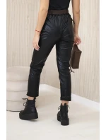 model 22014125 kalhoty s páskem lesklá černá - K-Fashion