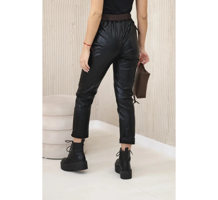 model 22014125 kalhoty s páskem lesklá černá - K-Fashion