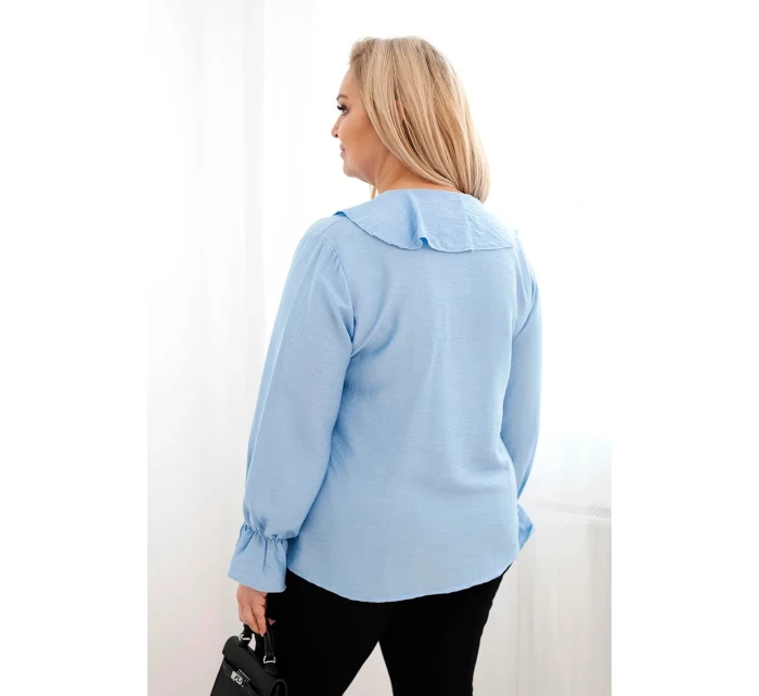 Dámská viskózová blůza Plus Size s volánem a ozdobnou broží modrá