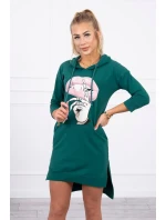 Šaty s delšími zády a barevným potiskem tmavě zelené barvy Šaty s delšími zády a barevným potiskem tmavě zelené barvy