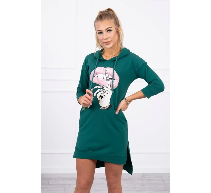 Šaty s delšími zády a barevným potiskem tmavě zelené barvy Šaty s delšími zády a barevným potiskem tmavě zelené barvy