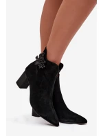 Semišové dámské boty na sloupkovém podpatku s ozdobou D&A – černé Semišové dámské boty na sloupkovém podpatku s ozdobou D&A – černé