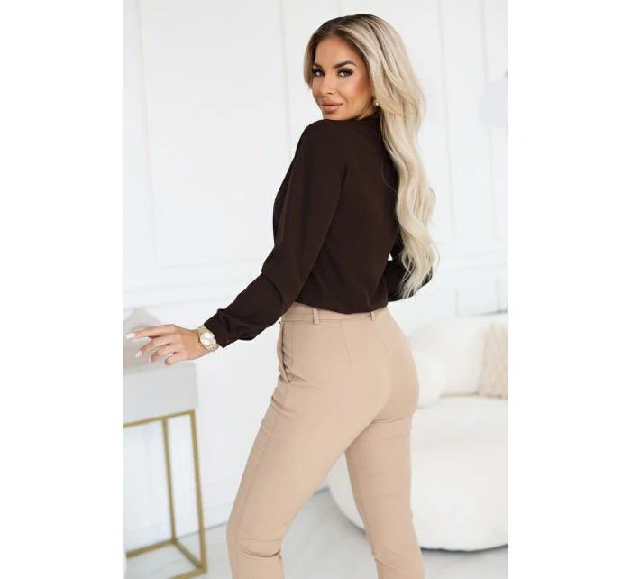 140-29 Služební halenka s dlouhým rukávem a zavazováním vpředu - čokoládová