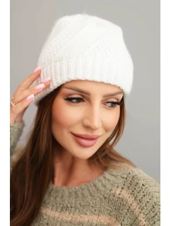 Dámská zimní čepice s vlnou bílá