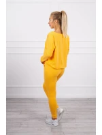 Souprava s oversize halenkou hořčicové barvy Souprava s oversize halenkou hořčicové barvy