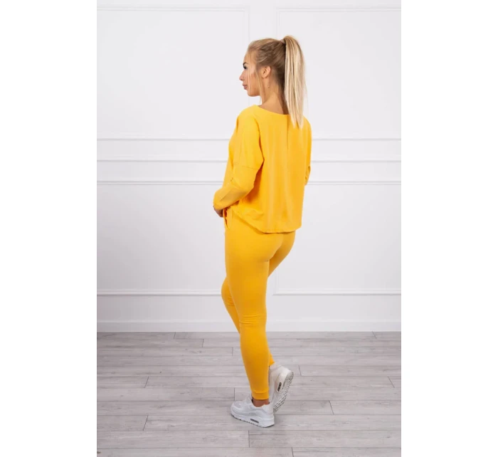 Souprava s oversize halenkou hořčicové barvy Souprava s oversize halenkou hořčicové barvy