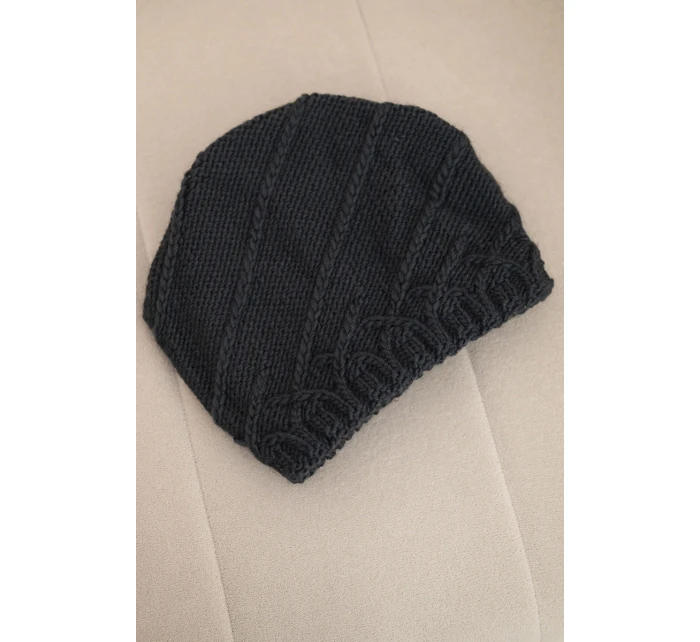 Dámská zimní čepice s ozdobným pletením a střihem grafitová model 21878053 - K-Fashion
