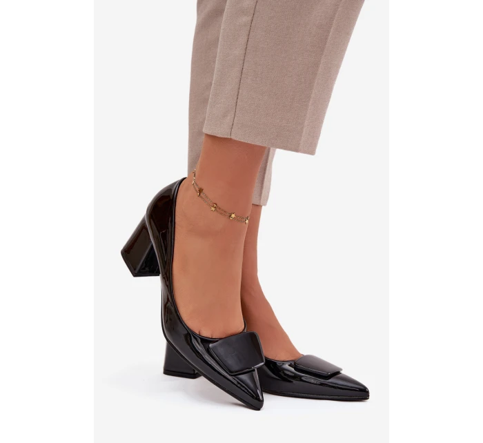 Lakované lodičky na podpatku s ozdobou Černé Isoline