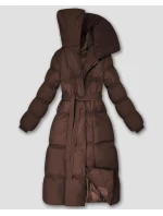 Dlouhá dámská zimní bunda v čokoládové barvě s páskem model 21748250 - J.STYLE