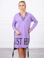 Šaty s kapucí a potiskem fialové