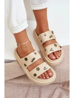 Dámské pěnové pantofle s ozdobnými připínkami – béžové