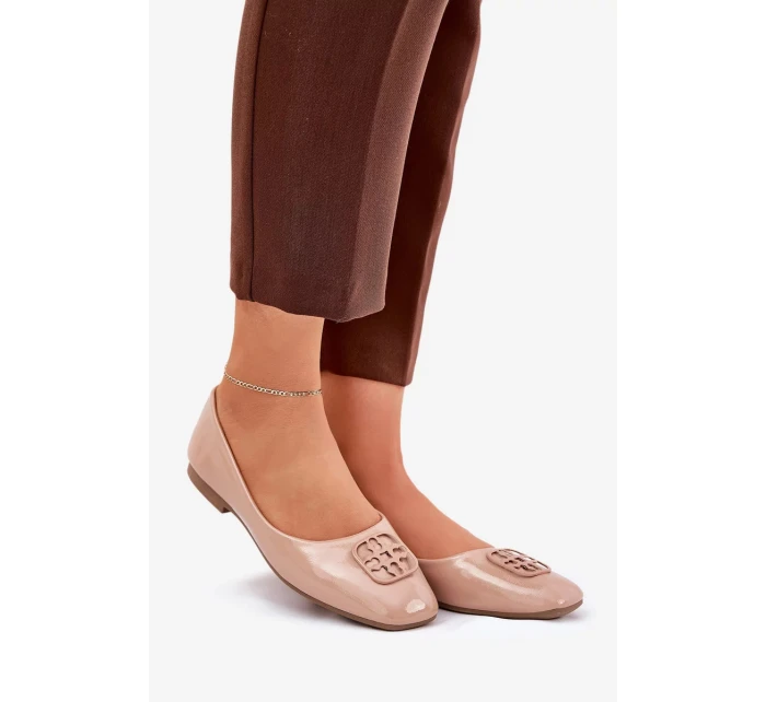 Dámské lakované elegantní baleríny s ozdobným detailem Vinceza – béžové
