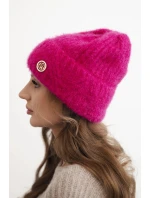 Dámská zimní čepice z huňaté pleteniny a s model 21441812 knoflíkem fuchsie - K-Fashion