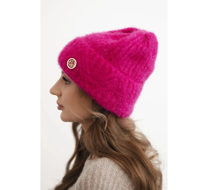 Dámská zimní čepice z huňaté pleteniny a s model 21441812 knoflíkem fuchsie - K-Fashion
