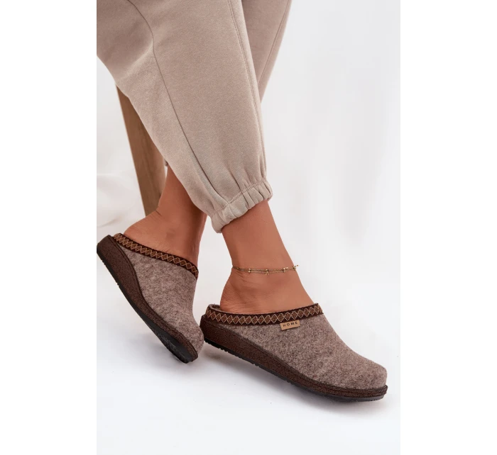 pantofle s výšivkou  tmavě béžové model 21714608 - Inblu