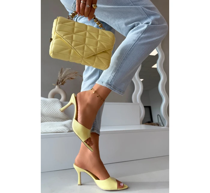 Lakované dámské nazouváky na podpatku Žluté Lirissa Lakované dámské nazouváky na podpatku Žluté Lirissa