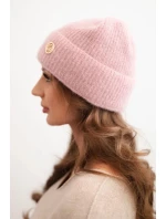 Dámská zimní čepice model 21441776 s ozdobným knoflíkem pudrově růžová - K-Fashion Dámská zimní čepice model 21441776 s ozdobným knoflíkem pudrově růžová - K-Fashion
