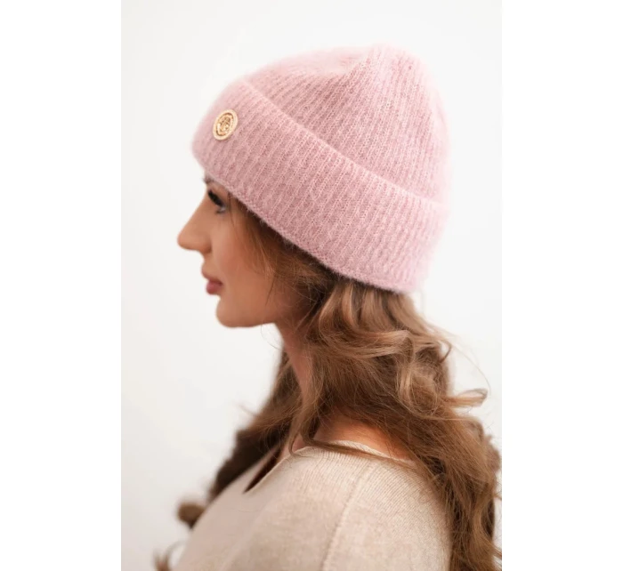 Dámská zimní čepice model 21441776 s ozdobným knoflíkem pudrově růžová - K-Fashion Dámská zimní čepice model 21441776 s ozdobným knoflíkem pudrově růžová - K-Fashion