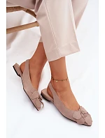 Kožené semišové sandály na plochém podpatku s ozdobným květem Vinceza Béžové