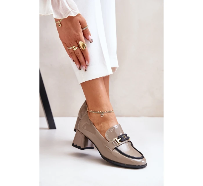 Lakované Dámské Polobotky Na Podpatku S Dekorací Béžové model 21673919 - Artiker