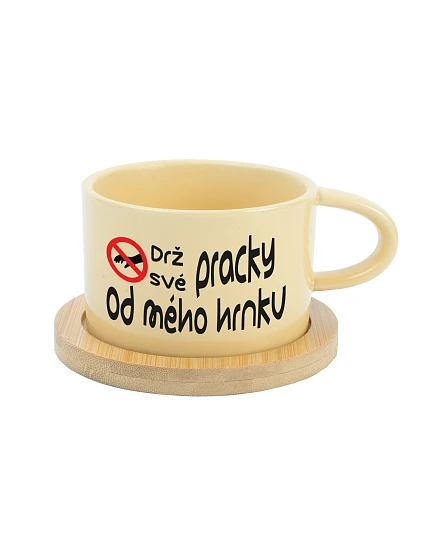 DRŽ SVÉ PRACKY OD MÉHO HRNKU - žlutý hrníček makronka 200 ml DRŽ SVÉ PRACKY OD MÉHO HRNKU - žlutý hrníček makronka 200 ml