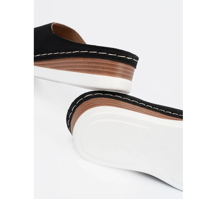 Pohodlné černé dámské  nazouváky platforma