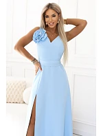 669-2 Svatební maxi šaty s květinou na rameni a rozparkem - modré